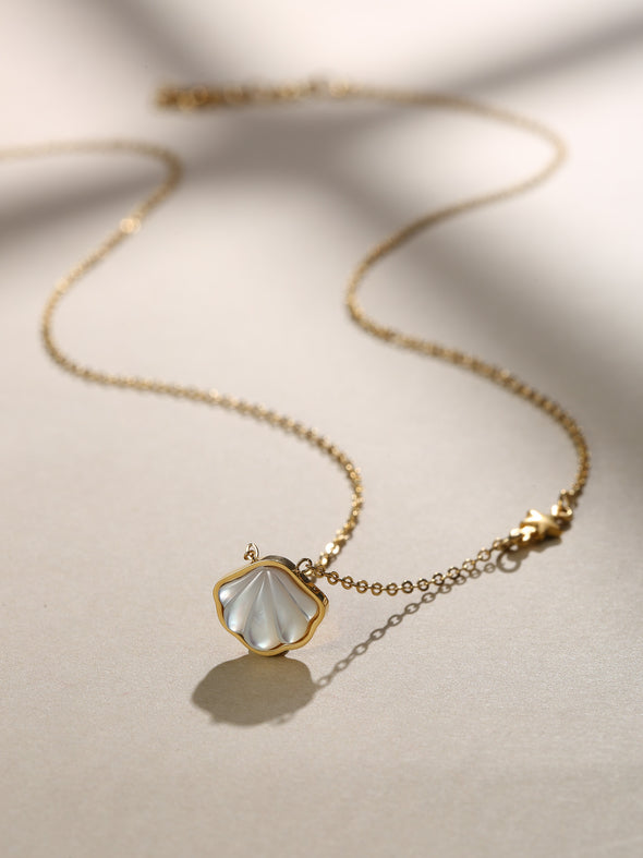 Shell Shape Necklace, Mother of Pearl Necklace, Mother of Pearl, Necklace.