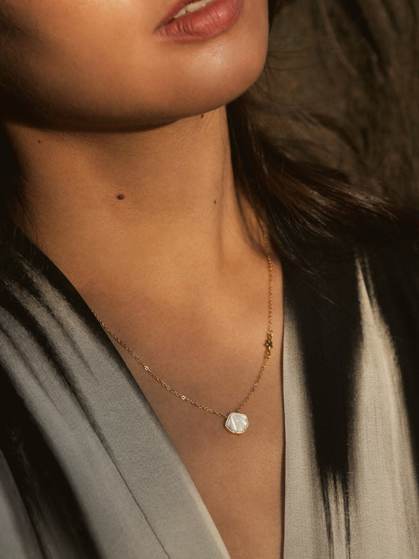 Shell Shape Necklace, Mother of Pearl Necklace, Mother of Pearl, Necklace.